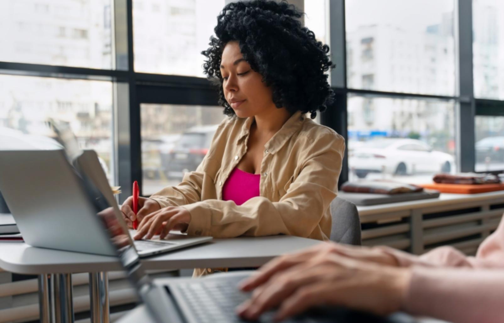 Uczestnicy kursu marketingu usług podczas praktycznych zajęć w sali szkoleniowej Vectorsagent